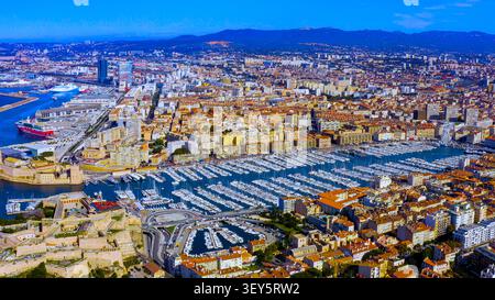 Blick aus der Vogelperspektive auf den alten Hafen von Marseille mit Segelbooten und Yachten, die im Yachthafen, Fort Saint-Nicolas und im Stadtzentrum von Frankreich verankert sind Stockfoto