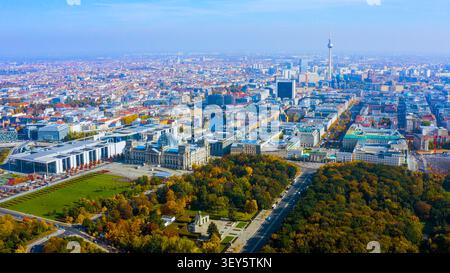 Aus der Vogelperspektive von Berlin mit Reichstag, Brandenburger Tor, Tiergarten und Fernsehturm an der Skyline im Herbst, Deutschland Stockfoto