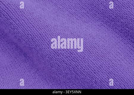 Horizontale Nahaufnahme aus einem leuchtend lila gestrickten Jersey-Material mit einer weichen Welle, die das elastische Schlaufenmuster des Textils unterstreicht Stockfoto