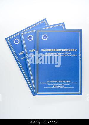 (260702) -- PEKING, 2. Juli 2026 (Xinhua) -- dieses Foto zeigt Kopien eines Berichts mit dem Titel "Contemporary Features and Global Signifikanz of Xi Jinping Thought on Party Building". Der Bericht wurde gemeinsam am Donnerstag vom Nationalen Hochrangigen Think Tank der Parteischule der Kommunistischen Partei Chinas (KPC) Zentralkomitee (Nationalen Akademie für Governance) und dem Nationalen Hochrangigen Think Tank der Xinhua Nachrichtenagentur veröffentlicht. (Xinhua/Chen Yehua) Stockfoto