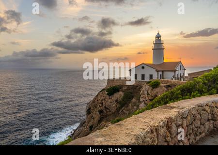 Wunderschöner Sonnenaufgang über dem Leuchtturm von Capdepera auf Mallorca, Spanien. Goldenes Morgenlicht, dramatische Mittelmeerküste, malerische Meereslandschaft, Reise destin Stockfoto
