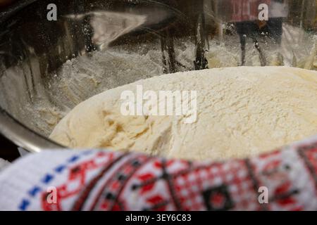 Frischer, hausgemachter Brotteig, der in einer großen Schüssel vor dem Backen aufsteigt Stockfoto