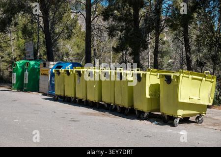 Müllcontainer und Recyclingbehälter auf der Straße im Dorf Altea La Vella, Provinz Alicante, Spanien Stockfoto