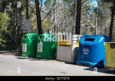 Recyclingbehälter auf der Straße im Dorf Altea La Vella, Provinz Alicante, Spanien Stockfoto
