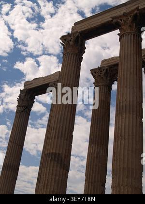 Archäologische Überreste korinthischer Säulen aus dem Tempel des Olympischen Zeus in Athen, Griechenland Stockfoto