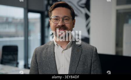 Nahaufnahme kaukasischer Erwachsener Geschäftsmann Blick auf Seite lächelnd Blick auf Kamera Lächeln zahnlose gesunde Zähne tragen Brille europäisch mittleren Alters Stockfoto