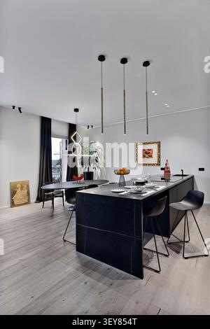 Innenansicht einer modernen offenen Küche in einem renovierten Apartment, das von der Architektin Caterina Pegazzano in La Spezia, Italien, entworfen wurde. Stockfoto