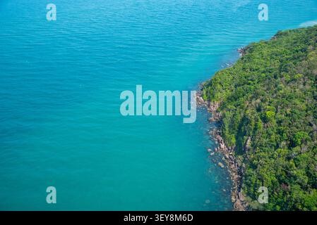 Blick aus der Vogelperspektive auf die wunderschöne Küste mit kristallklarem smaragdgrünen Meer und üppigem tropischem Wald auf Phu Quoc Island, Vietnam. Stockfoto