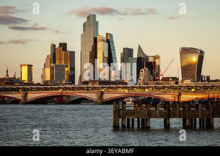 Golden-Hour-Blick auf die Skyline der Stadt London über die Themse in der Abenddämmerung, England Stockfoto