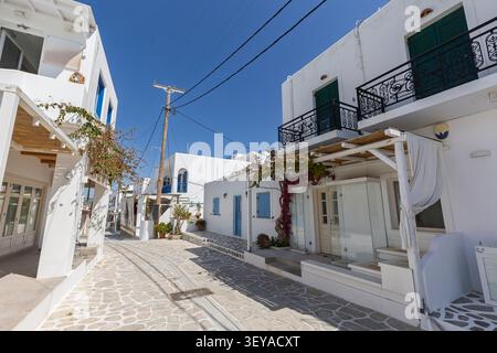 Traditionelle weiße griechische Gebäude und Häuser mit blauen Türen und Fenstern im Dorf Antiparos (oder Chora) auf der Insel Antiparos in Griechenland am Tag. Stockfoto