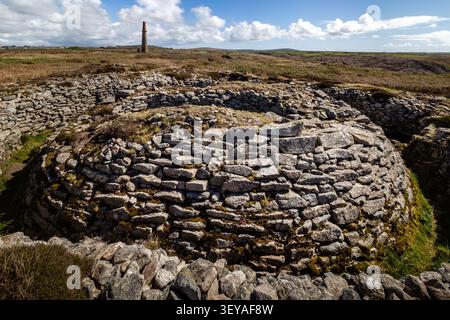 Weitwinkelaufnahme, die die gesamte Hügelstruktur von Ballowall Barrow mit Blick auf die riesige blaue Atlantikküste zeigt Stockfoto