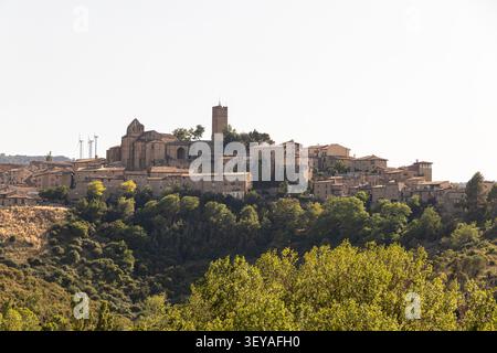 SOS del Rey Catolico, Spanien. Fernsicht auf das mittelalterliche historische Zentrum mit der romanischen Kirche San Esteban und der Steinburg k Stockfoto