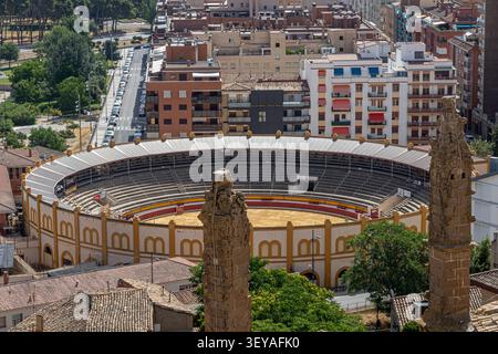 Huesca, Spanien. Hochwinkelansicht der Stierkampfarena der Stadt mit kreisförmiger Sandarena, Tribünen, umliegenden Wohngebäuden, St. Stockfoto