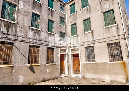 Traditioneller Innenhof, umgeben von historischen Wohnhäusern auf der Insel Murano in Venedig, Italien. Stockfoto