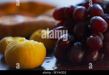 Trauben, Feigen und Brot, Frühstück am Morgen Stockfoto