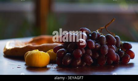 Trauben, Feigen und Brot, Frühstück am Morgen Stockfoto
