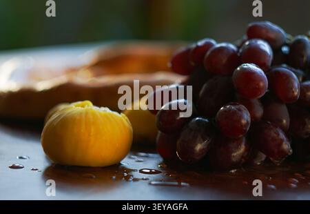 Trauben, Feigen und Brot, Frühstück am Morgen Stockfoto