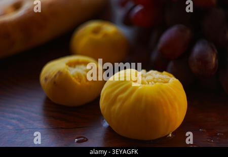 Trauben, Feigen und Brot, Frühstück am Morgen Stockfoto