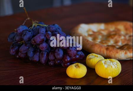 Trauben, Feigen und Brot, Frühstück am Morgen Stockfoto