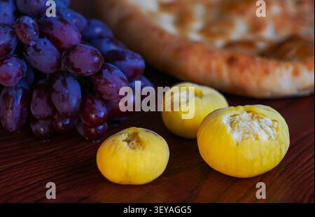 Trauben, Feigen und Brot, Frühstück am Morgen Stockfoto