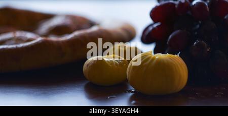 Trauben, Feigen und Brot, Frühstück am Morgen Stockfoto