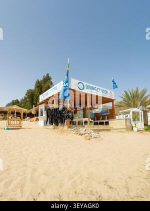 Tauchzentrum am Strand mit Tauchausrüstung an einem tropischen Resort Stockfoto