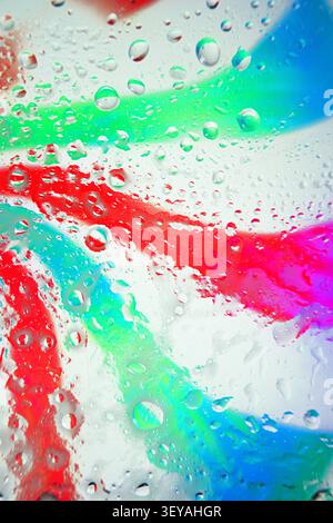 Wassertröpfchen glitzern auf einer Oberfläche, in unbekanntem abstrakten Hintergrund, mit Wassertröpfchen, bunten Spritzern, mit Glas- oder Kunststofftextur, von A Stockfoto