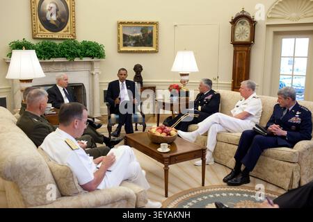 Präsident Barack Obama trifft sich am 21. Juni 2010 mit Verteidigungsminister Robert Gates und den Joint Chiefs of Staff im Oval Office. Im Uhrzeigersinn vom Präsidenten sind der Generalstabschef George W. Casey, Jr., der Leiter der Marineoperationen Admiral Gary, der Generalstabschef der Luftwaffe Norton S. Schwartz, der Vorsitzende der Generalstabschefs Admiral Michael Mullen, Kommandant des Marinekorps General James T. Conway, und der stellvertretende Vorsitzende der Generalstabschefs General James Cartwright zu sehen. (Offizielles Foto des Weißen Hauses von Pete Souza) dieses offizielle Foto des Weißen Hauses ist Be Stockfoto