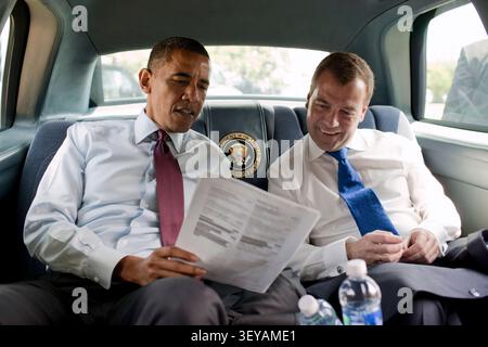 Präsident Barack Obama und der russische Präsident Dmitri Medwedew sehen sich während ihrer Fahrt zum Restaurant in Arlington, Virginia, am 24. Juni 2010 ein Ray's Hell Burger-Menü an. (Offizielles Foto des Weißen Hauses von Pete Souza) dieses offizielle Foto des Weißen Hauses wird nur für die Veröffentlichung durch Nachrichtenorganisationen und/oder für den persönlichen Gebrauch durch den/die Gegenstand(e) des Fotos zur Verfügung gestellt. Das Foto darf in keiner Weise manipuliert und nicht in kommerziellen oder politischen Materialien, Anzeigen, E-Mails, Produkten oder Werbeaktionen verwendet werden, die auf eine Genehmigung oder Billigung des Präsidenten schließen lassen. Stockfoto