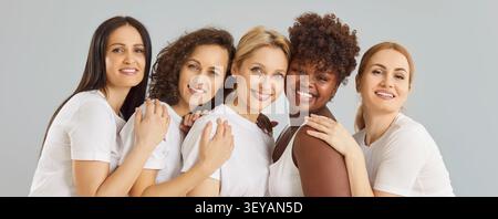 Isolierte Schüsse einer Gruppe multiethnischer Frauen stehen dicht nebeneinander Stockfoto