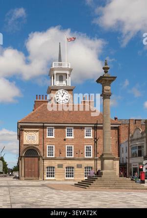 Stockton am Marktplatz im Stadtzentrum von Tees und altes Rathaus oder Stadthaus, Nordosten Englands, Großbritannien Stockfoto