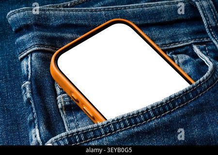 Weißes leeres Smartphone-Display in der blauen Jeanstasche Stockfoto
