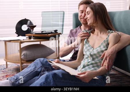 Datum. Ein Paar hört zu Hause Schallplatten Stockfoto