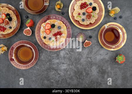 Frühstückskomposition mit Panoramablick und Waffelpfannkuchen mit frischem Obst und Beeren Stockfoto