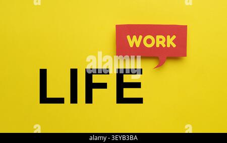 Work-Life-Balance. Sprechballon aus Papier auf orangem Hintergrund Stockfoto