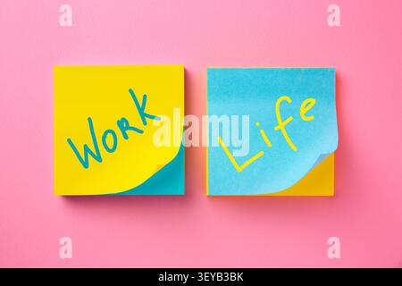 Work-Life-Balance. Papiernotizen auf rosafarbenem Hintergrund, Draufsicht Stockfoto