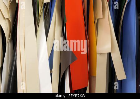 Farbenfrohe Stoffmuster in verschiedenen Farben und Texturen schaffen einen lebendigen Hintergrund und stellen eine große Materialauswahl für Polster A dar Stockfoto
