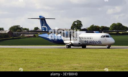 Bild einer Blue Islands (eine Regionalfluggesellschaft, die im November 2025 Konkurs anmeldete) ATR 72-500, die sich in Exeter Airport in die Startposition rollt. Stockfoto
