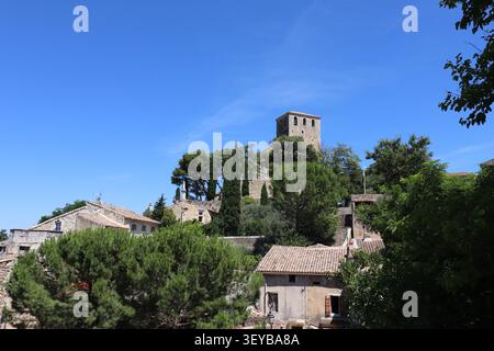 Außenansicht der Stiftskirche Saint Martin, einer romanischen Kirche aus dem 12. Jahrhundert, in der Stadt Bollène, Departement Vaucluse, Fr. Stockfoto