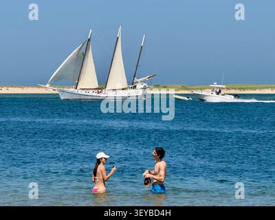 Dreimast-Schoner vor Lighthouse Beach in Chatham, Cape Cod, Massachusetts. Eine Familie macht das Segelboot nach Hause und segelt zwischen Cape Cod und der Karibik. Stockfoto