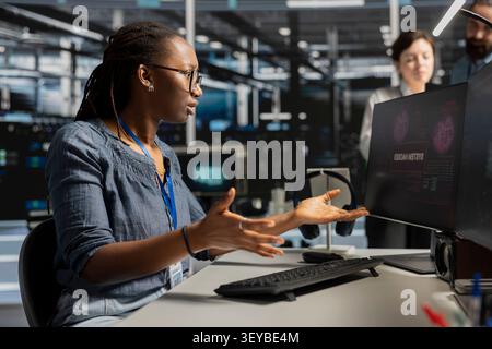 Frau, die in einer Serverumgebung arbeitet, hat sich Sorgen über schädliche Bedrohungen gemacht, die von Cybersicherheitssystemen erkannt werden. Stockfoto