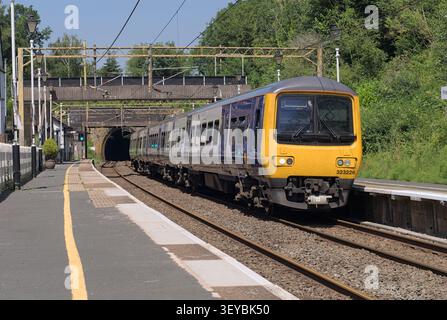 Northern Class 323 Elektrotriebwagen Nr. 323226 kommt bei Prestbury Railway an Stockfoto