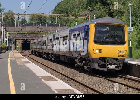 Der Triebzug der Northern Class 323 Nr. 323226 kommt am Bahnhof Prestbury an Stockfoto