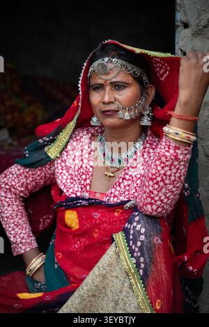 Porträt einer Frau in traditioneller Rajasthani-Kleidung und Schmuck in Jaisalmer, Rajasthan, Indien Stockfoto