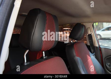 Nahaufnahme von roten und schwarzen Autositzen und Kopfstützen Stockfoto