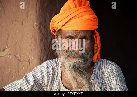 Porträt eines älteren Mannes mit einem orangefarbenen Turban in Jaisalmer, Rajasthan, Indien Stockfoto