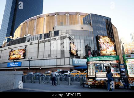 New York, Usa. Juli 2026. Die Straßen um den Eingang zum Madison Square Garden sind einen Tag vor der Hochzeit von Taylor Swift und Travis Kelce am Donnerstag, den 2. Juli 2026 in New York City für den Verkehr gesperrt. Es wurden Genehmigungen eingereicht, um Teile der West 31st Street und West 33rd Street für die Dauer der Veranstaltungen zu schließen, und die umliegenden Straßen um MSG werden sowohl für Fahrzeuge als auch für Fußgänger gesperrt. Foto: John Angelillo/UPI Credit: UPI/Alamy Live News Stockfoto