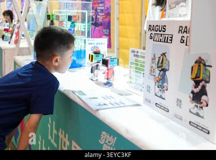 (260703) -- PEKING, 3. Juli 2026 (Xinhua) -- Ein Kind sieht intelligente Roboter auf einer Digital Economy Experience Messe im Longfusi Geschäftsviertel im Dongcheng District, Peking, Hauptstadt Chinas, 2. Juli 2026. Die Weltkonferenz zur digitalen Wirtschaft 2026 begann am Donnerstag in Peking. Am Rande der Veranstaltung wurde die Digital Economy Experience Fair seit dem 27. Juni im Longfu Mansion im Gewerbegebiet Longfusi für die Öffentlichkeit geöffnet und präsentiert neue Szenarien, neue Errungenschaften und neue Geschäftsformate in der digitalen Wirtschaft. Die Experience Messe hat über 40 digitale t zusammengetragen Stockfoto