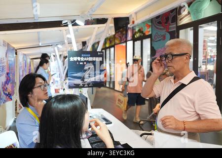 (260703) -- PEKING, 3. Juli 2026 (Xinhua) -- Ein Besucher erlebt eine intelligente AR-Übersetzungsbrille auf einer Digital Economy Experience Messe im Geschäftsviertel Longfusi im Bezirk Dongcheng, Peking, Hauptstadt von China, 1. Juli 2026. Die Weltkonferenz zur digitalen Wirtschaft 2026 begann am Donnerstag in Peking. Am Rande der Veranstaltung wurde die Digital Economy Experience Fair seit dem 27. Juni im Longfu Mansion im Gewerbegebiet Longfusi für die Öffentlichkeit geöffnet und präsentiert neue Szenarien, neue Errungenschaften und neue Geschäftsformate in der digitalen Wirtschaft. Die Erlebnismesse Stockfoto