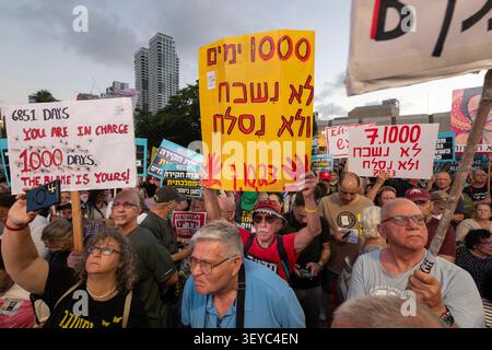 Tel Aviv, Israel. 02nd July, 2026. Protesters hold placards during an anti-government rally. A rally was held to mark 1,000 days since the October 7 massacre. Demonstrators protested against the Israeli government, accusing it of responsibility for the failures that led to the attack and calling for a state commission of inquiry, which they say the government opposes because its findings could implicate Prime Minister Benjamin Netanyahu. Credit: SOPA Images Limited/Alamy Live News Stockfoto